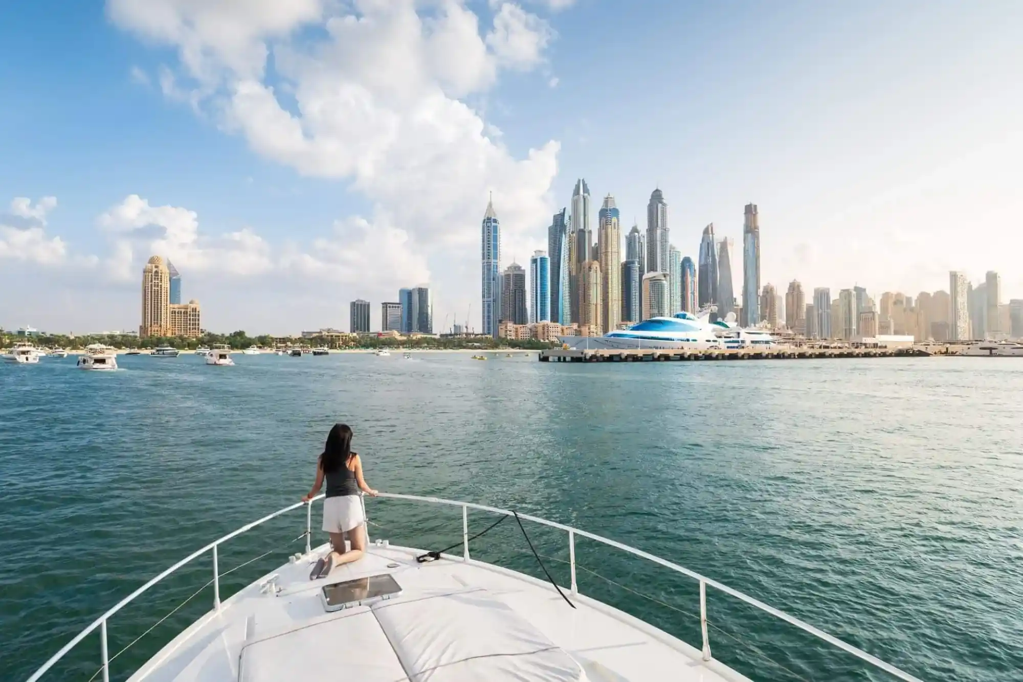 Which Boat Tour in Dubai Offers a View of the Skyline?